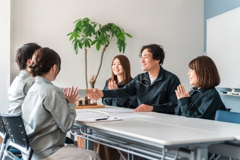 人材派遣サービス - スタッフと企業の契約シーン